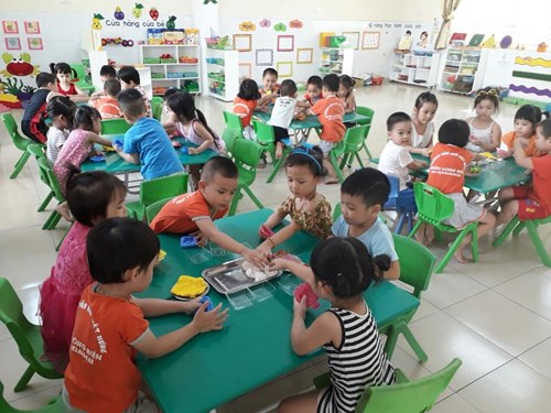 Hoạt động làm bánh trung thu của các bạn nhỏ trường mầm non Việt Hưng!